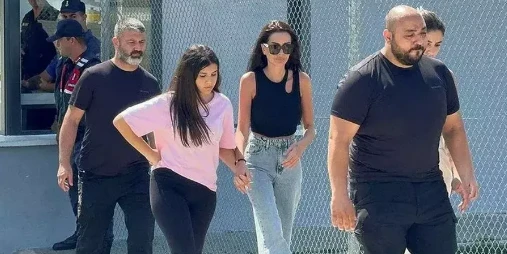 Dilan Polat, eşi Engin Polat'ı ziyaret ederken giydiği kombiniyle dikkat çekti.