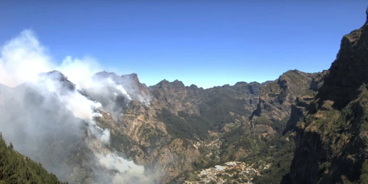 Portekiz’in Madeira Adası’ndaki orman yangını bir haftadır devam ediyor, ekipler güçlendirildi.